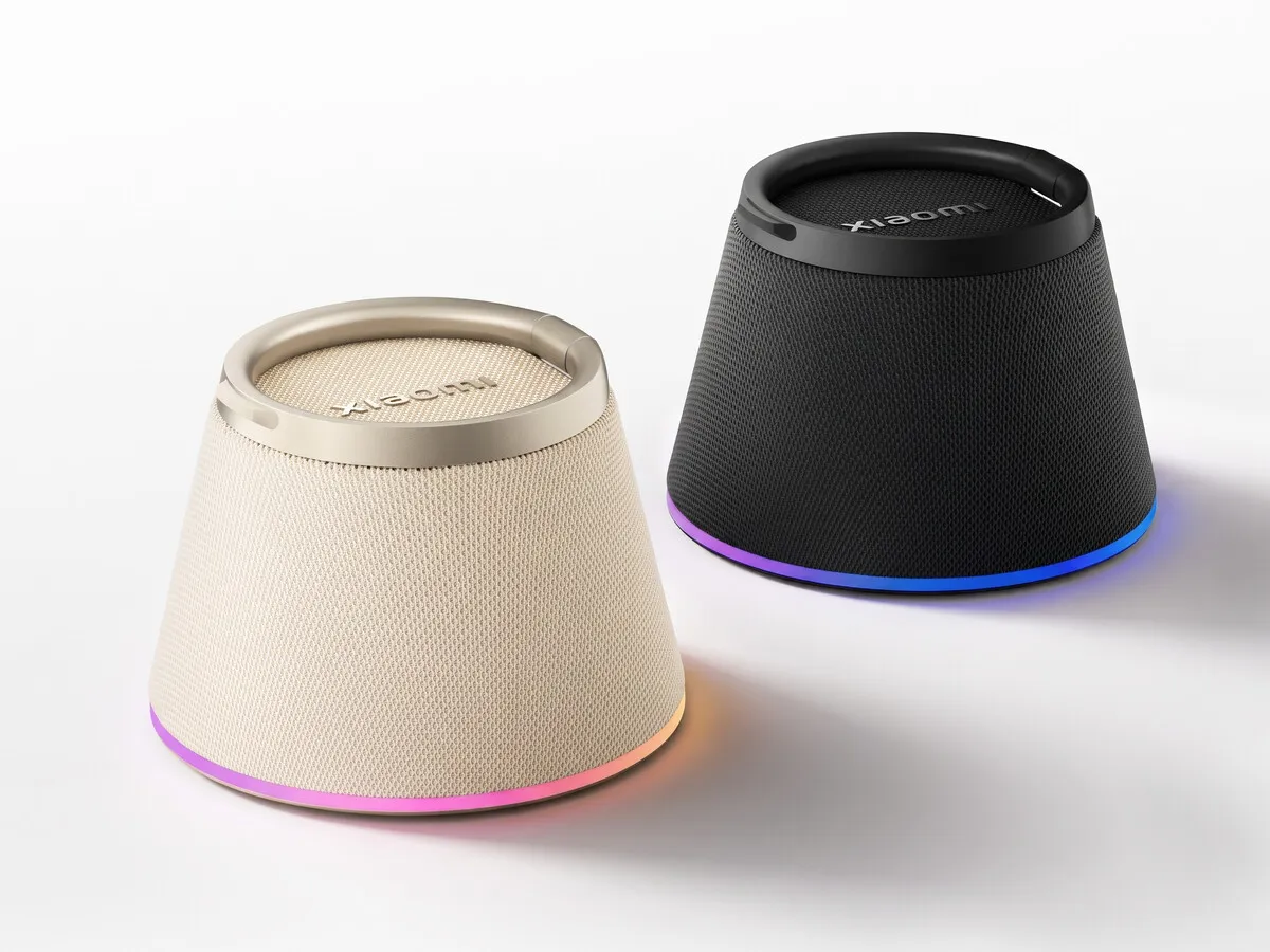 Los dos colores del parlante magnético de Xiaomi: beige y negro, con el anillo LED encendido