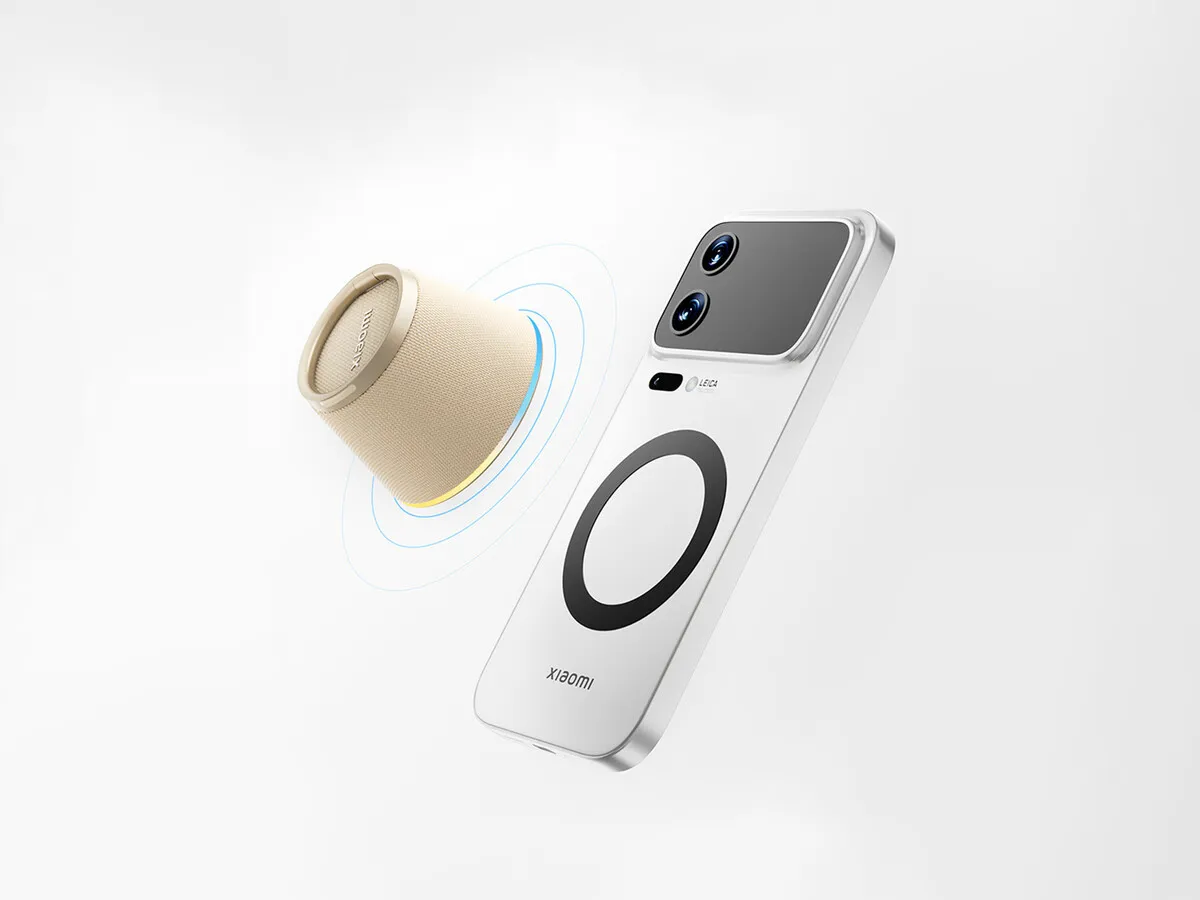 Parlante magnético de Xiaomi acoplándose al anillo magnético de la parte trasera de un celular