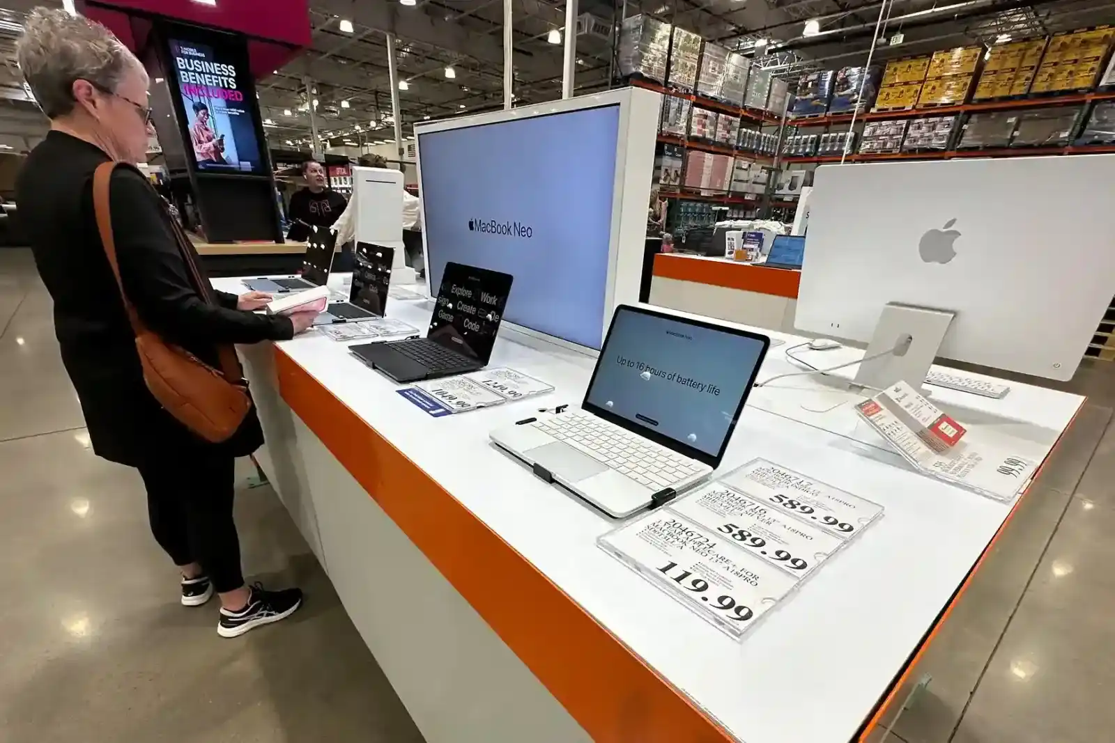 Notebooks MacBook, un iPad y un iMac exhibidos con sus carteles de precio en una tienda de Estados Unidos