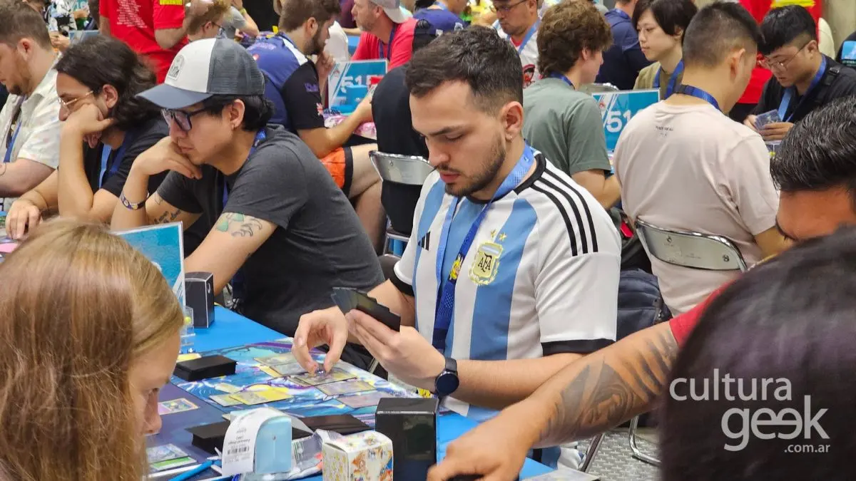 Jugador argentino con la camiseta de la selección compitiendo en una mesa del Pokémon TCG, rumbo al Mundial de Pokémon 2026
