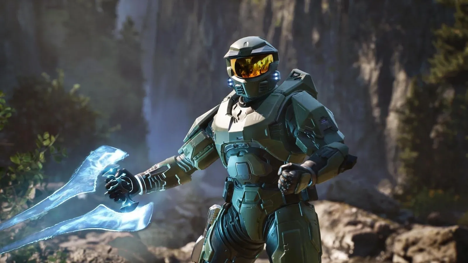 Master Chief con una espada de energía del Covenant en un cañón boscoso, en Halo Campaign Evolved