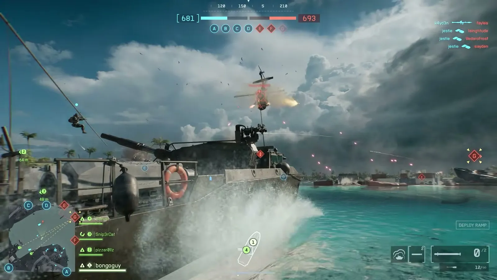 Lancha de asalto avanzando entre disparos en el mapa Wake Island de Battlefield 6, con un helicóptero en llamas de fondo