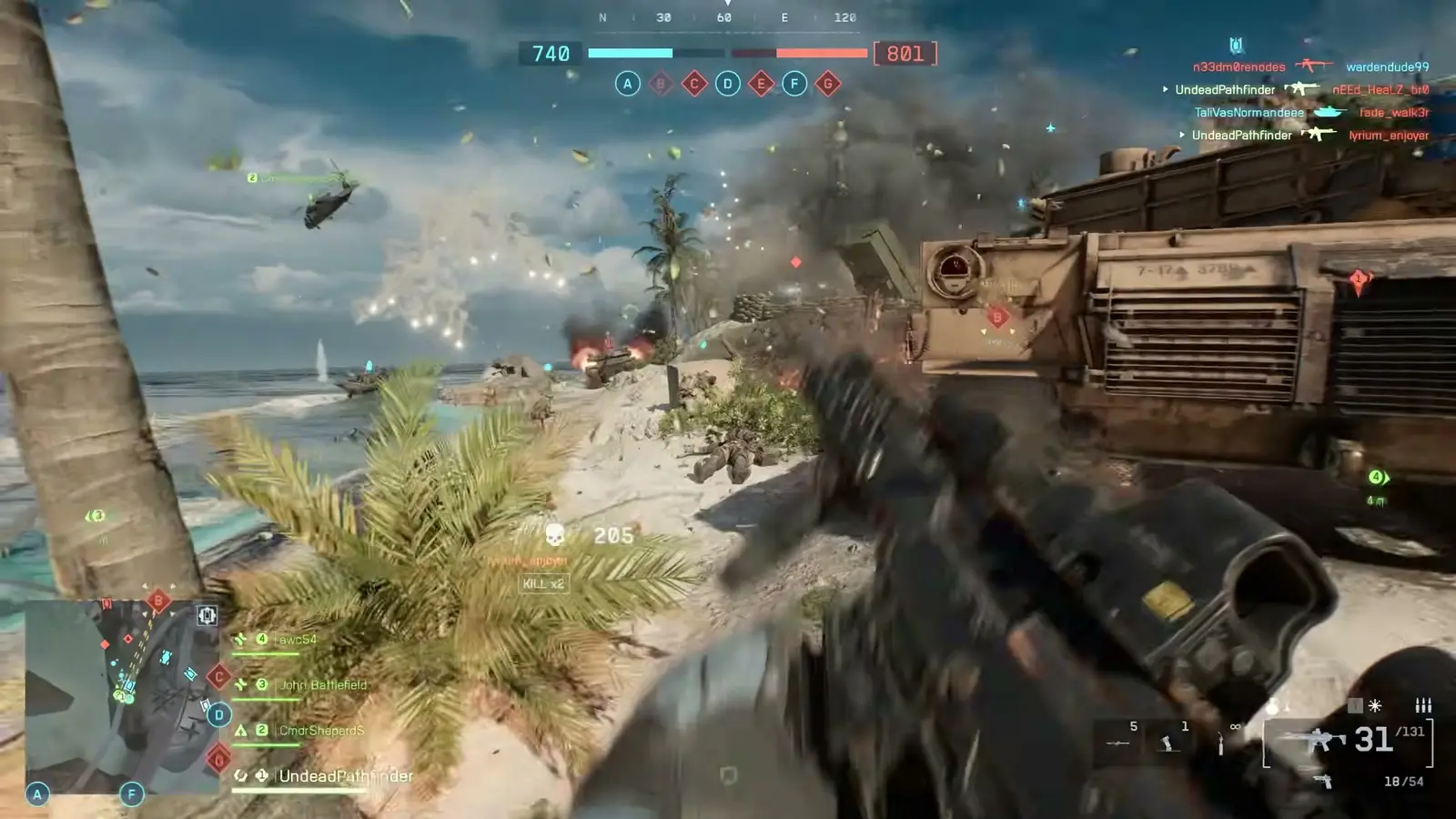 Combate en la playa de Wake Island en Battlefield 6, con palmeras, un tanque y un helicóptero sobrevolando la costa
