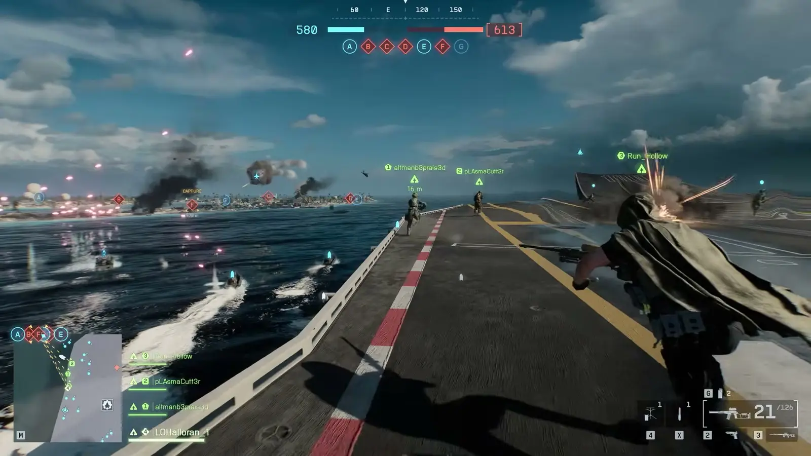 Cubierta de un portaaviones frente a Wake Island en Battlefield 6, con lanchas de asalto saliendo hacia la isla en llamas