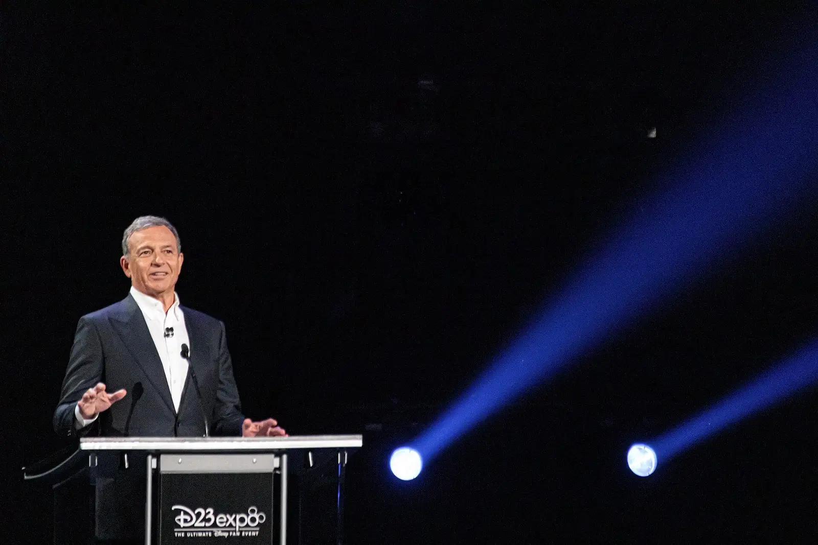 Bob Iger hablando en el escenario de la D23 Expo de Disney