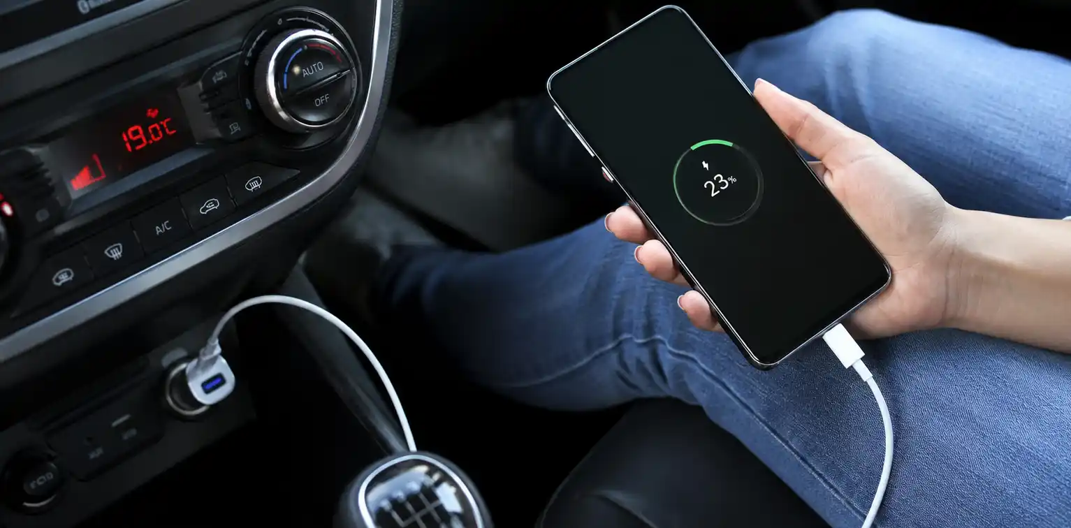 Un celular cargando dentro de un auto, la versión inicial que las pericias no respaldaron