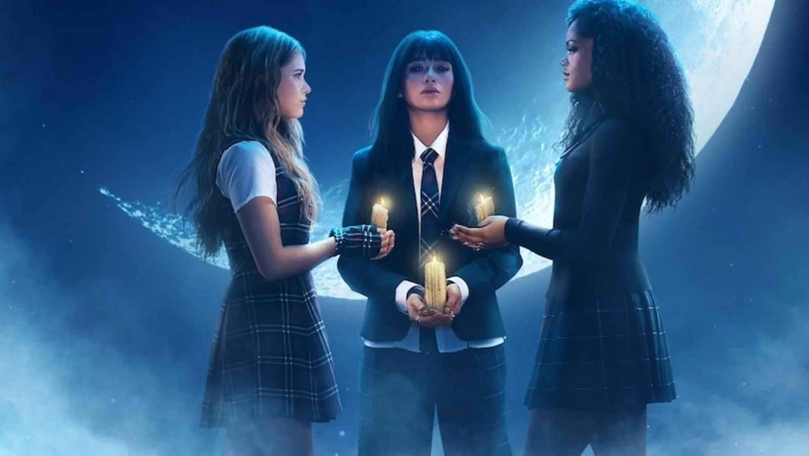 Las tres brujas protagonistas de Coven Academy sostienen velas encendidas bajo la luna en el arte oficial de la serie de Disney+