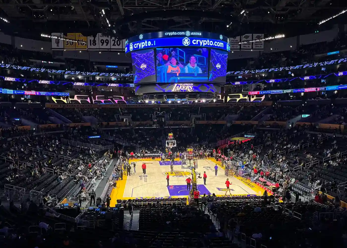 Interior del Crypto.com Arena durante un partido de Los Angeles Lakers, con la cancha iluminada