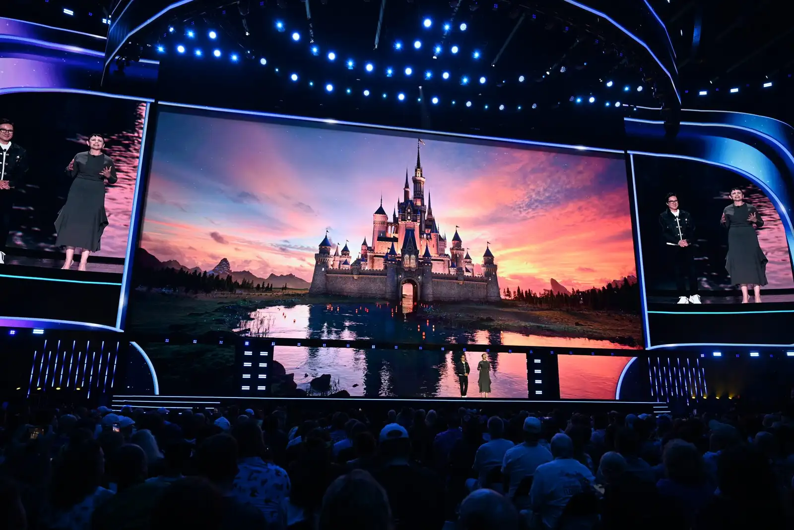 El escenario del Disney Entertainment Showcase en el D23 2026, con el castillo de Disney proyectado en la pantalla gigante
