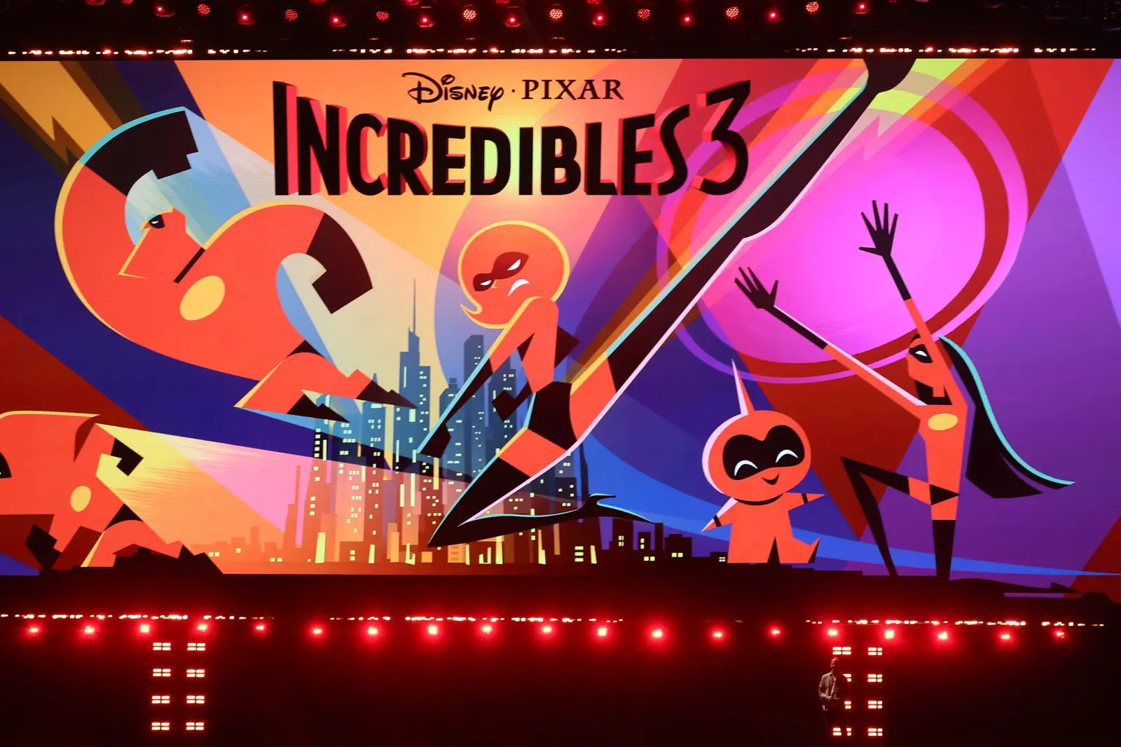 Arte de Los Increíbles 3 en la pantalla del D23 2026, con la familia Parr sobre el skyline de la ciudad