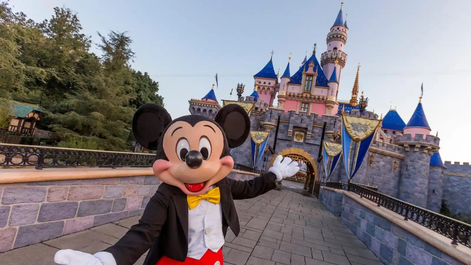 Mickey Mouse frente al castillo de Disneyland durante las actividades de D23 2026
