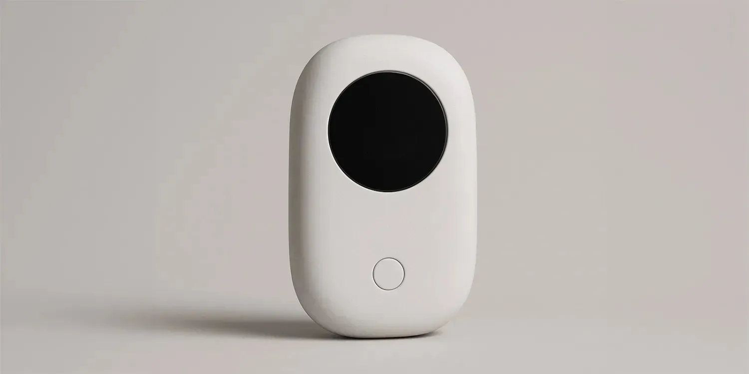 Concepto de un dispositivo de IA de OpenAI sin pantalla, con cámara y un solo botón