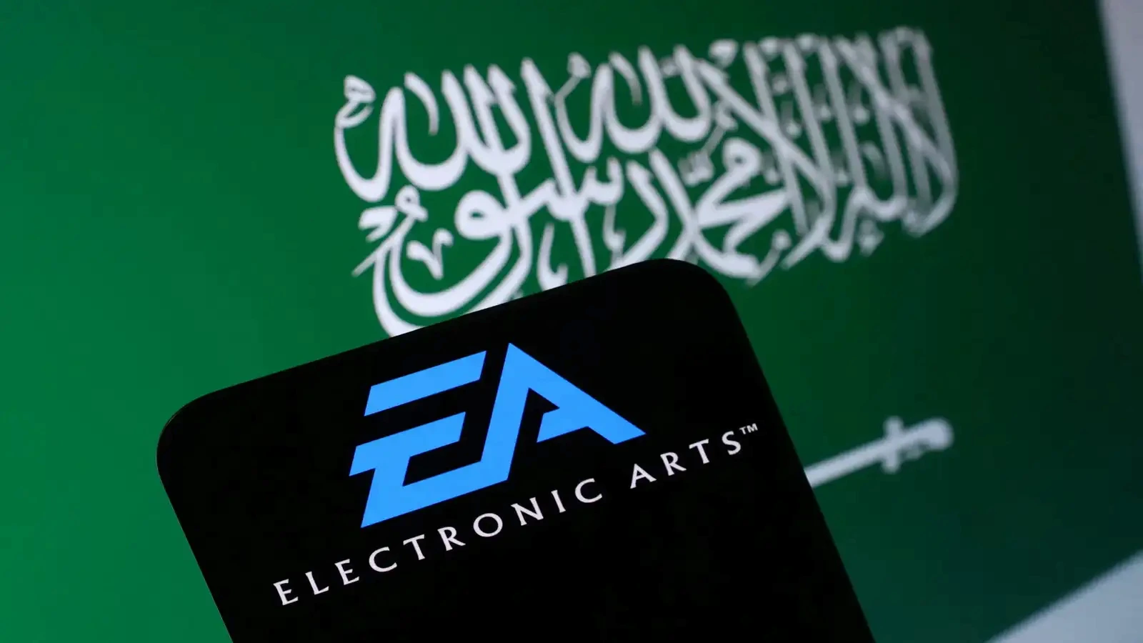 El logo de Electronic Arts en un celular frente a la bandera de Arabia Saudita