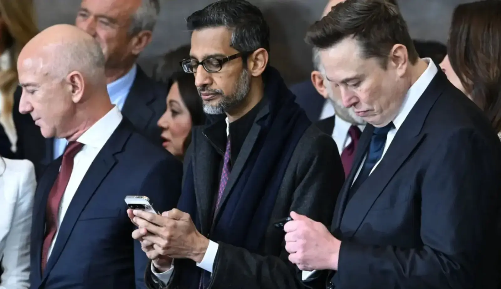 Jeff Bezos, Sundar Pichai y Elon Musk, tres de los empresarios tecnológicos cuyos celulares repasamos