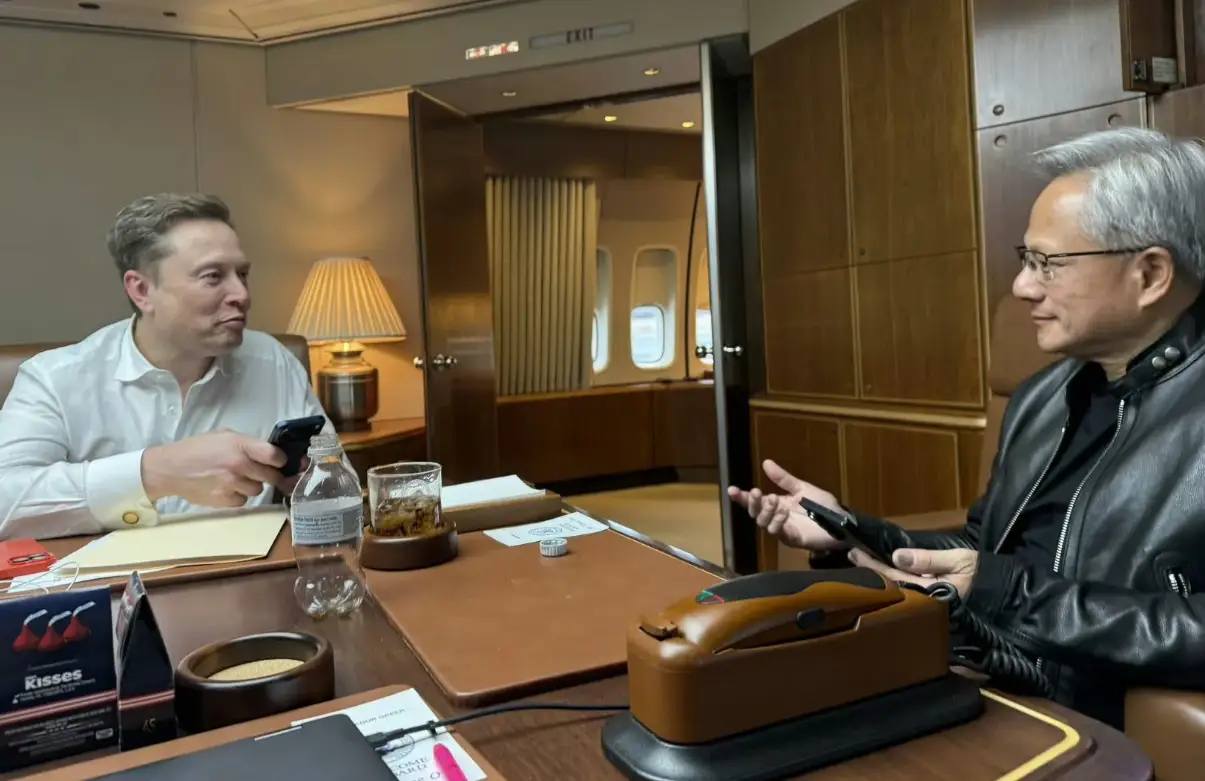 Elon Musk y Jensen Huang - celulares empresarios tecnológicos