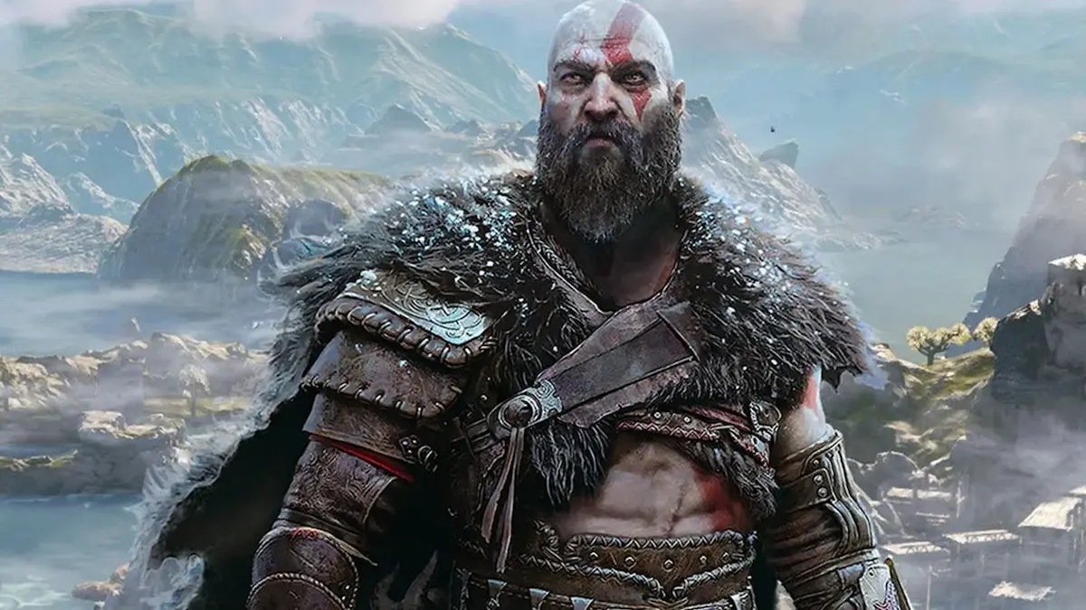 Kratos con barba y su tatuaje rojo frente a un paisaje nevado en God of War Ragnarok, el personaje que la serie de Prime Video tiene que volver a castear