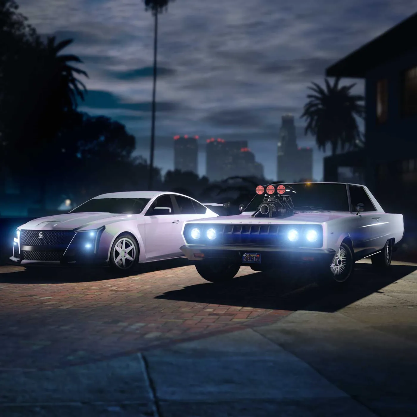 Un deportivo y un músculo clásico de GTA Online estacionados de noche con el skyline de Los Santos de fondo