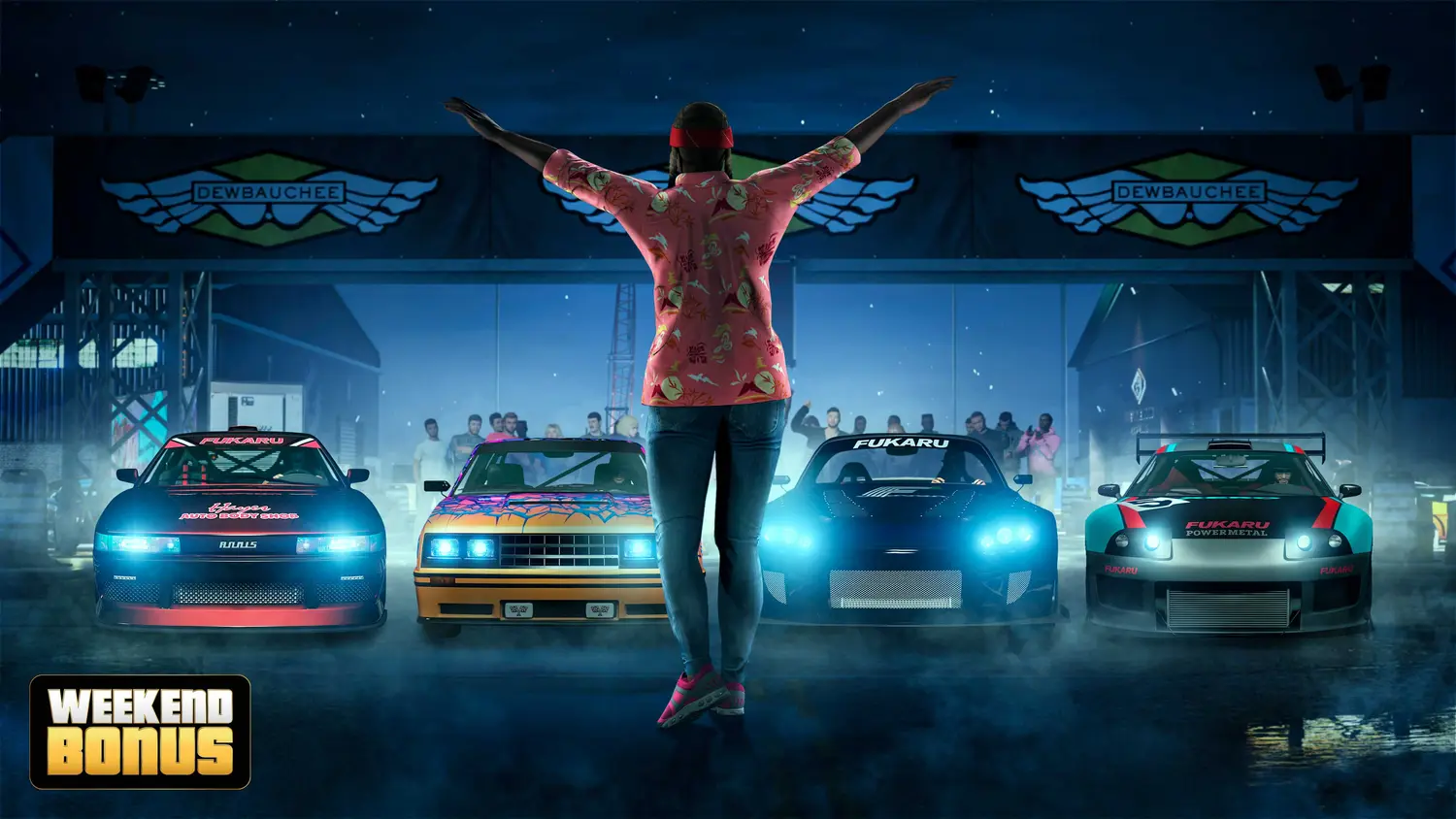 Jugador con los brazos abiertos frente a cuatro autos en la linea de largada de una carrera de GTA Online