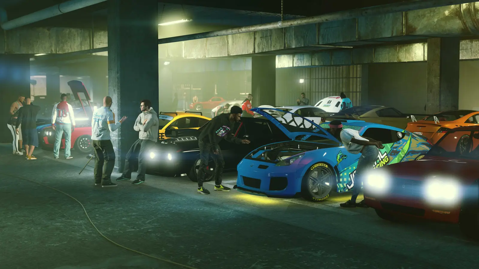 Autos tuneados y jugadores reunidos en un encuentro del LS Car Meet en GTA Online