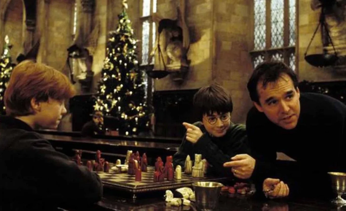 Detrás de escena de Harry Potter y la piedra filosofal: Daniel Radcliffe y Rupert Grint durante el rodaje de la partida de ajedrez en el Gran Comedor