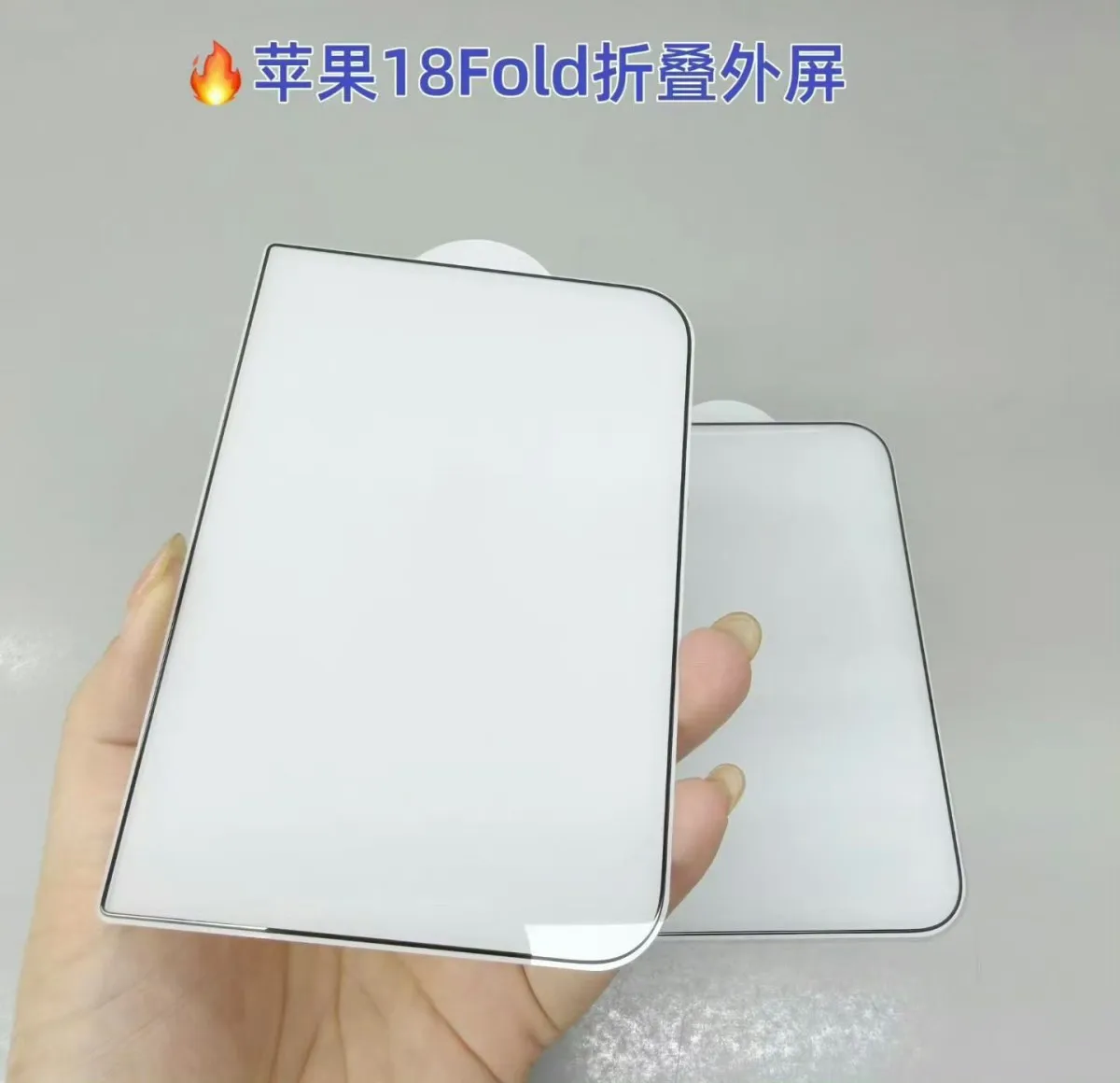 Los protectores de pantalla filtrados del iPhone Ultra sostenidos en una mano, con esquinas cuadradas de un lado y redondeadas del otro