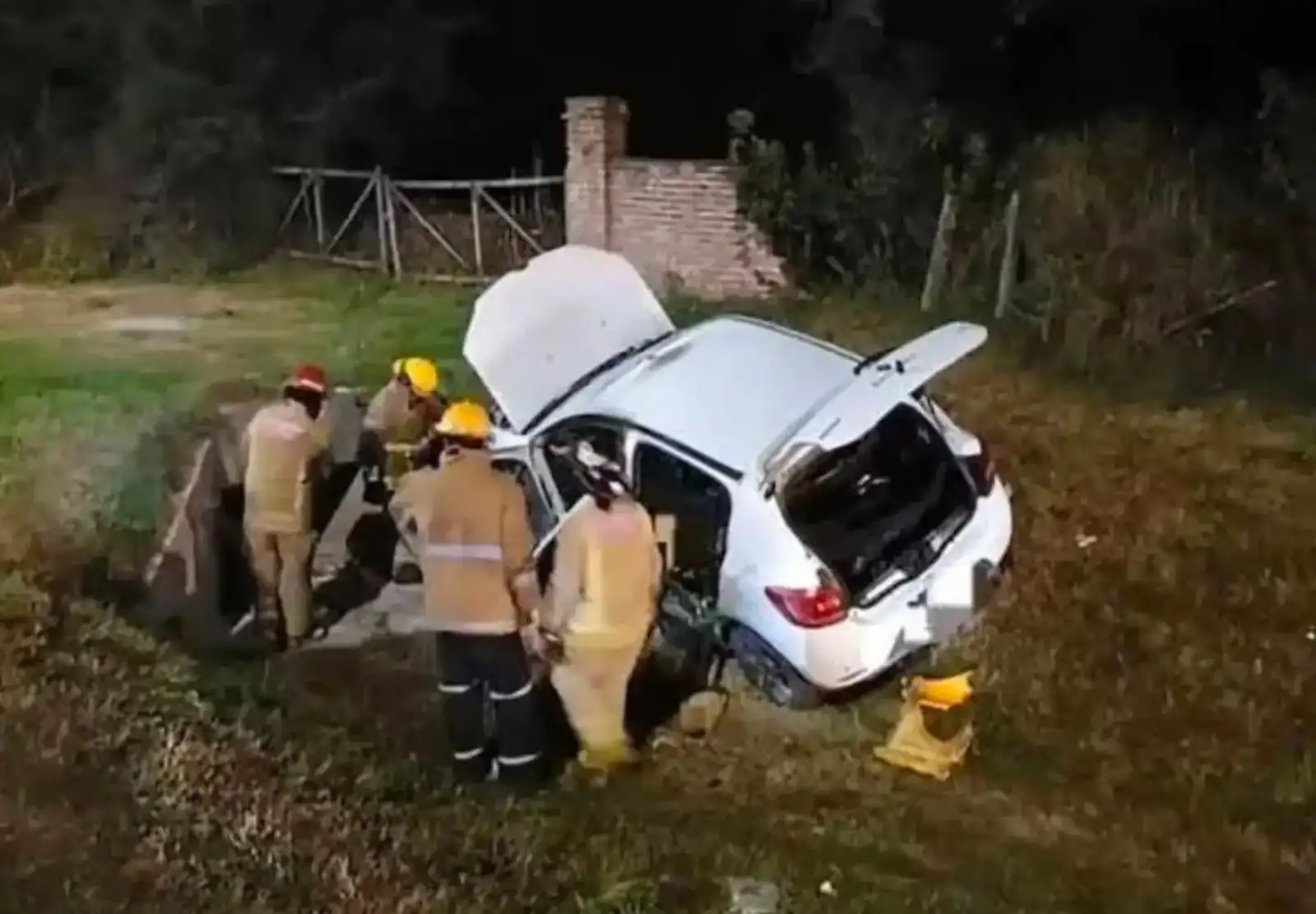 Bomberos trabajan sobre el auto incendiado en el que viajaba María Lucila Pagani en la ruta E-53, Córdoba