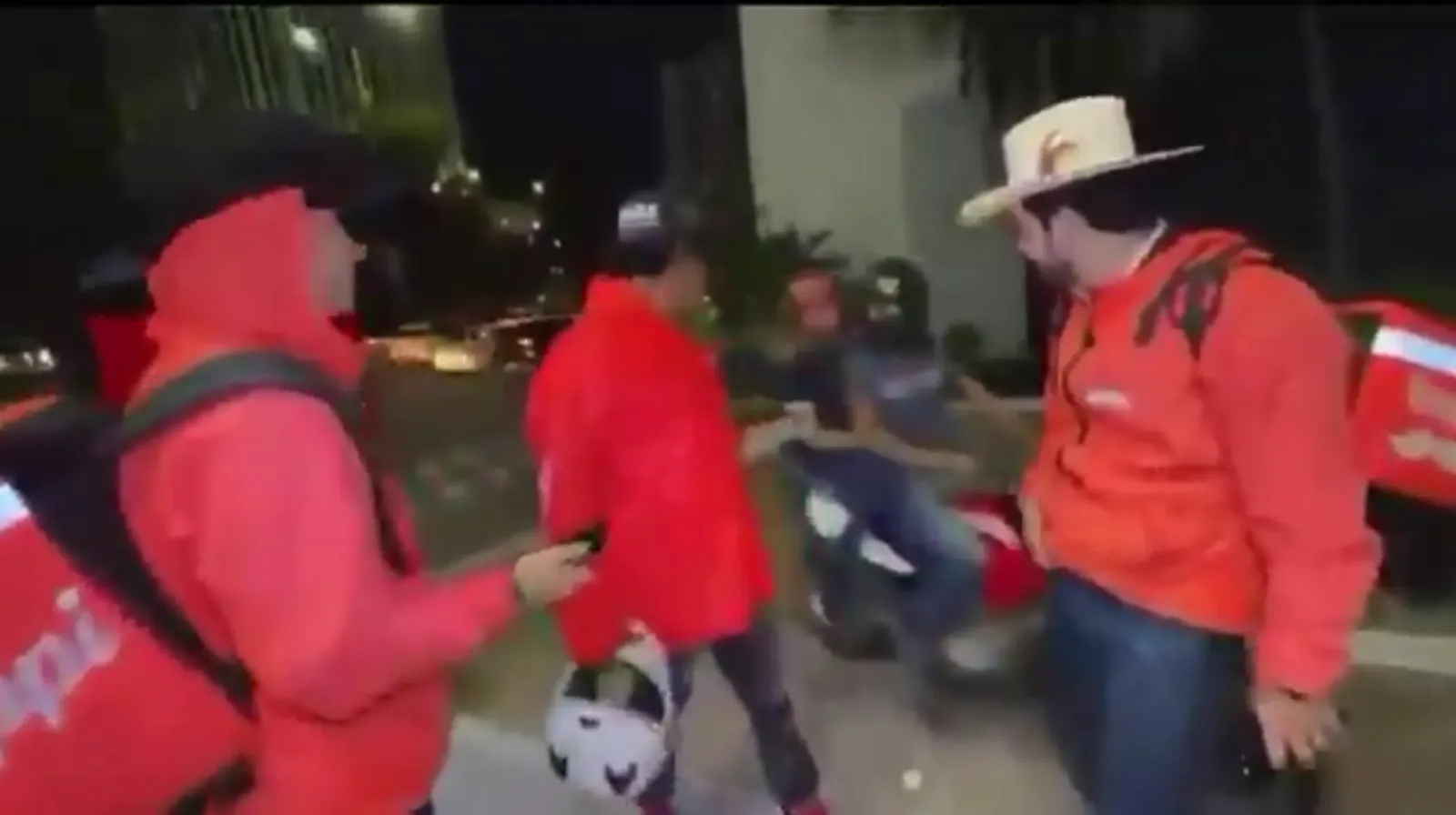 César Gastélum y sus acompañantes durante el vivo en el estacionamiento de un local de comida rápida en Culiacán