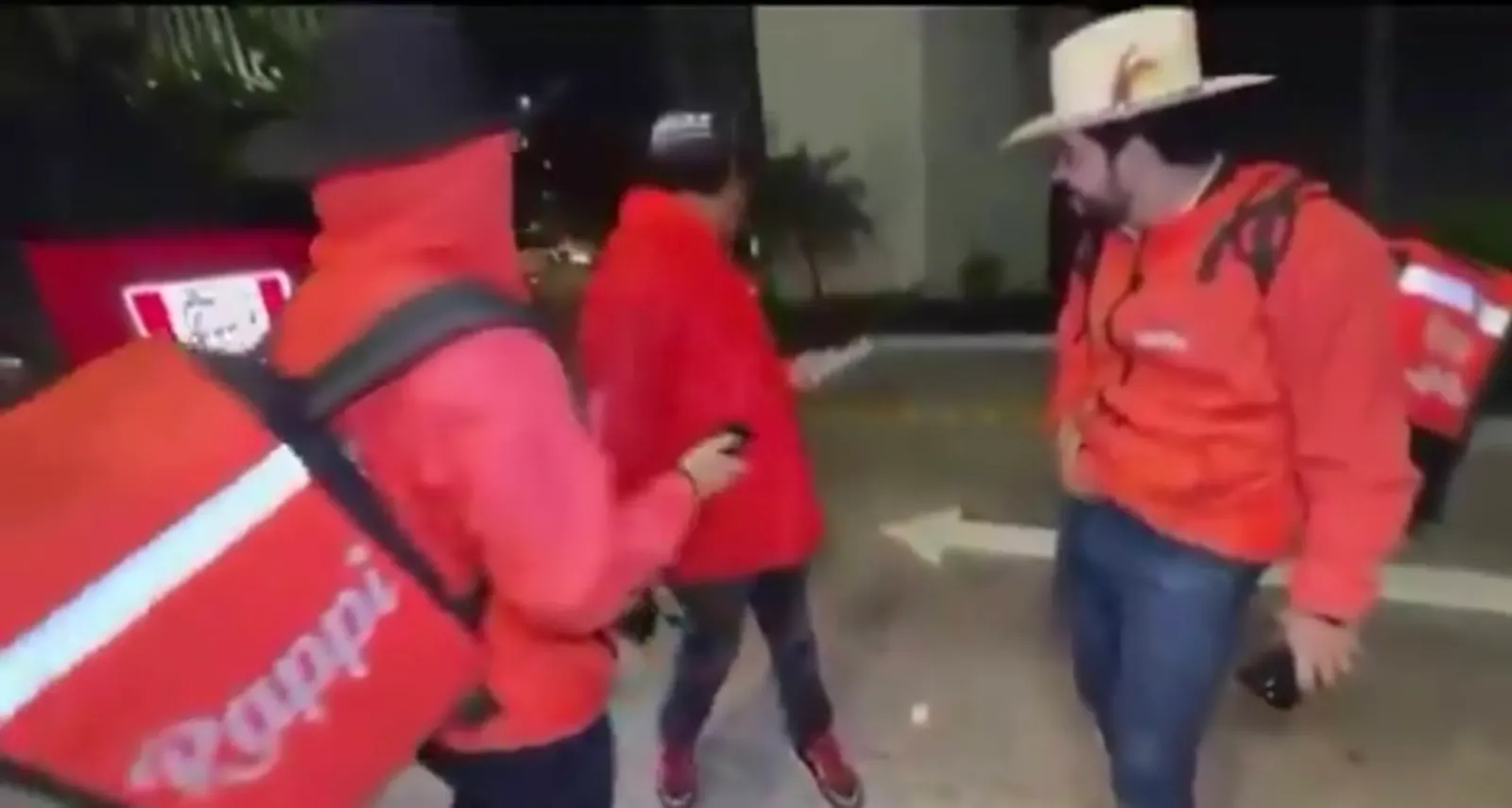 Los tres creadores de contenido vestidos de repartidores durante la transmisión en vivo previa al ataque a César Gastélum