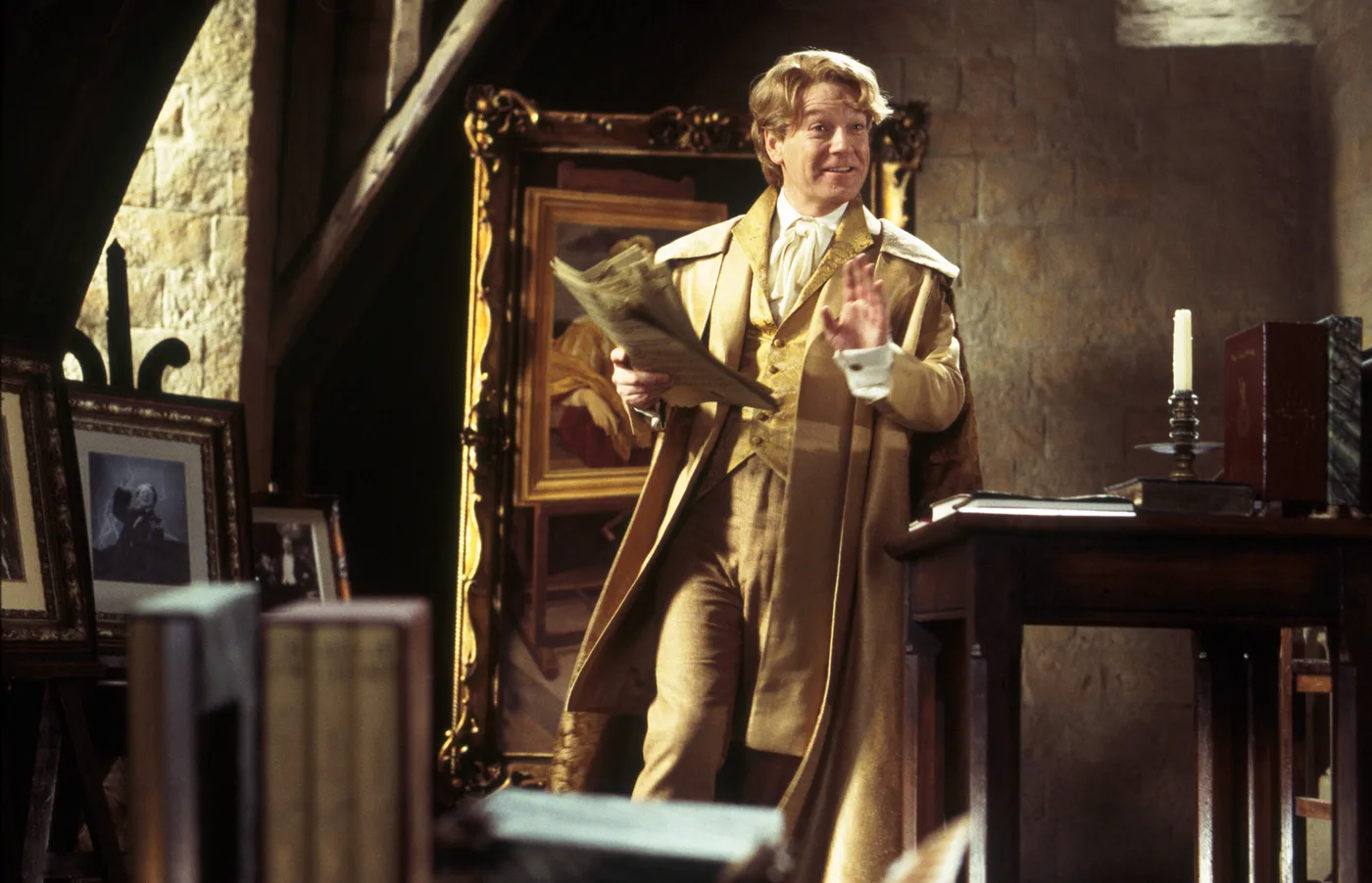Kenneth Branagh como Gilderoy Lockhart en su despacho de Hogwarts, en Harry Potter y la cámara secreta