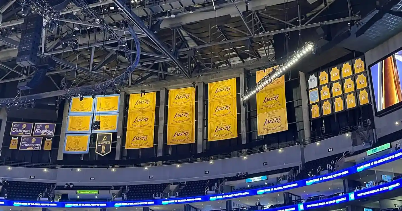 Banderines de campeonatos y camisetas retiradas de Los Angeles Lakers colgando del techo del estadio
