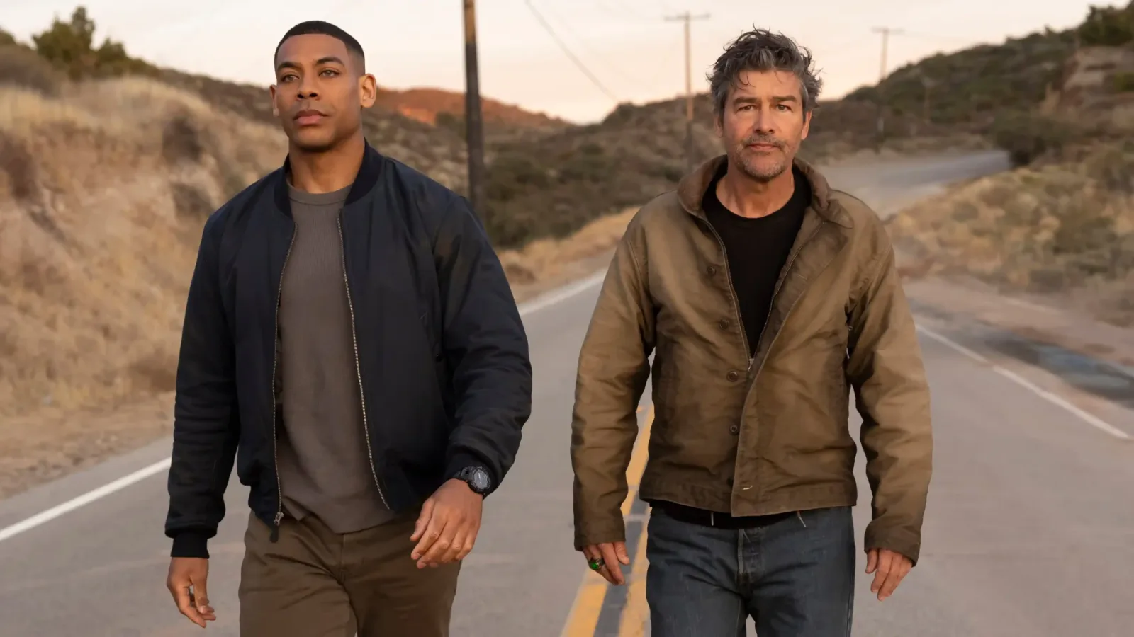Aaron Pierre y Kyle Chandler como John Stewart y Hal Jordan caminando en Lanterns