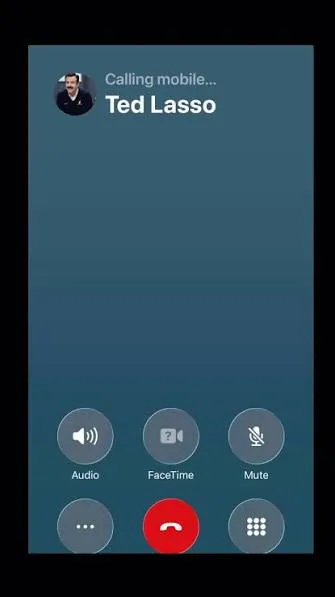 Pantalla de un iPhone durante una llamada a la línea telefónica de Ted Lasso
