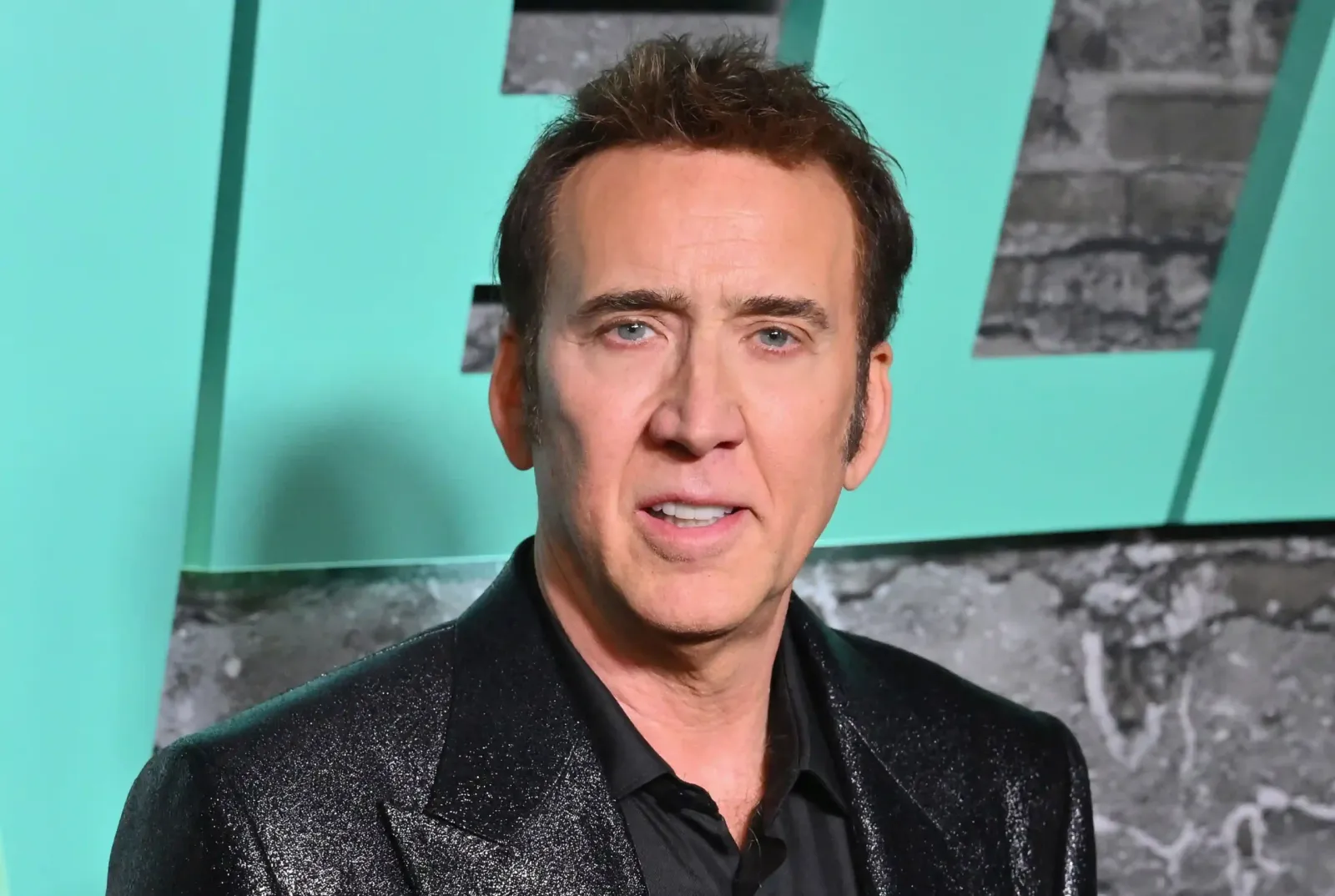 Nicolas Cage en una alfombra roja, protagonista de la película Fortitude