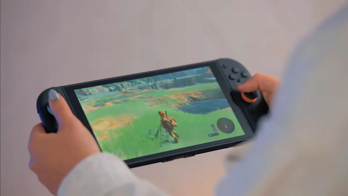 Jugador usando una Nintendo Switch 2 en modo portátil con un juego de la saga Zelda en pantalla