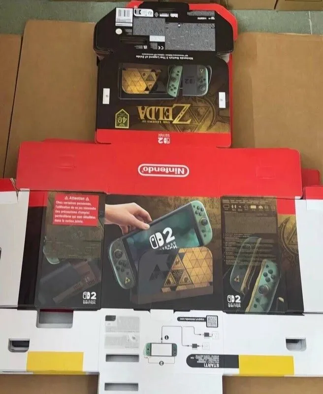 Cajas filtradas de la Nintendo Switch 2 edición especial de Zelda con Joy-Con verdes, Trifuerza dorada y el logo del 40 aniversario