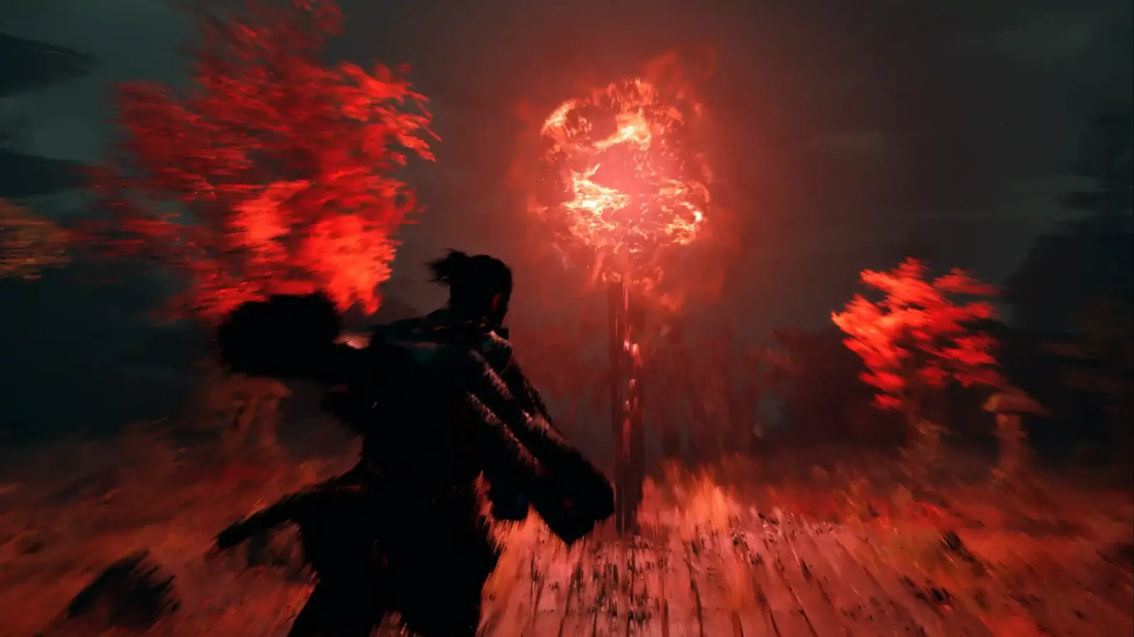 Musashi corre entre arces rojos y un árbol en llamas en Onimusha: Way of the Sword