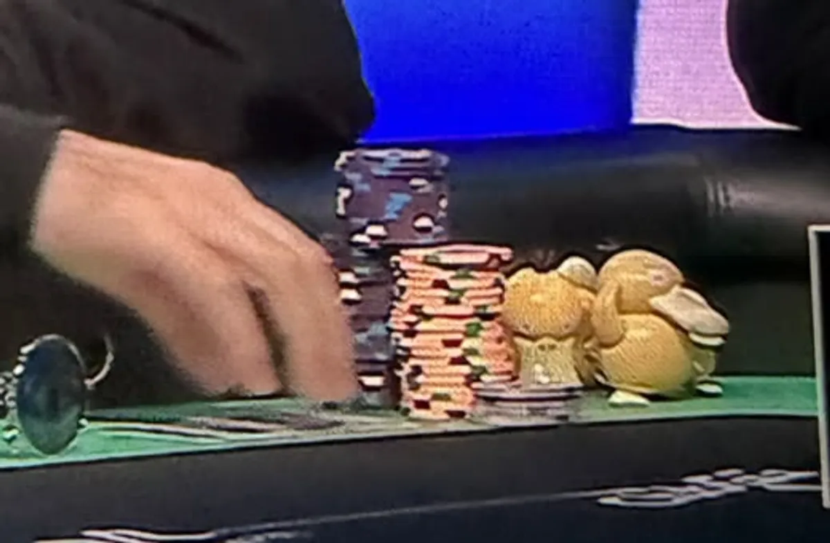 Detalle de las dos figuras de Psyduck que Rami Hammoud usa como card protector junto a sus fichas en la WSOP 2026