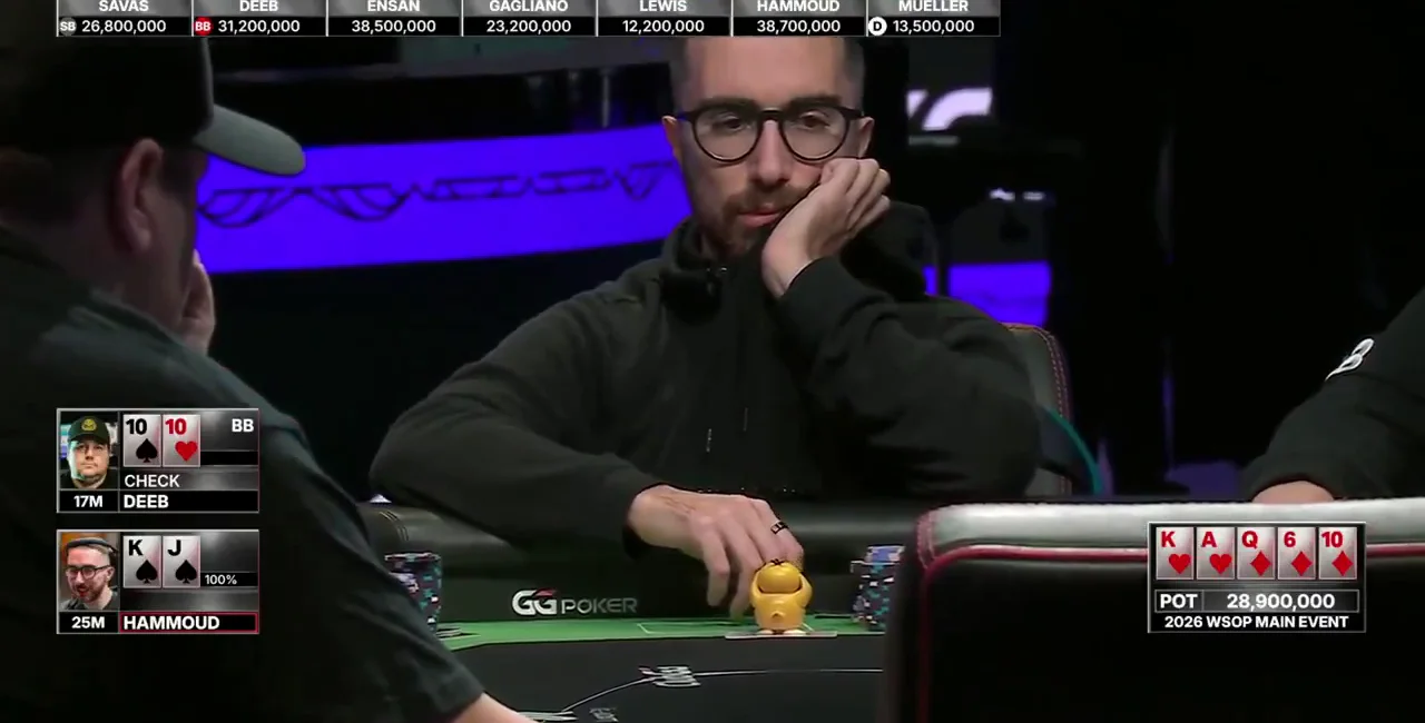 Rami Hammoud apoya la mano sobre un Psyduck que protege sus cartas durante el día 8 del Main Event de la WSOP 2026