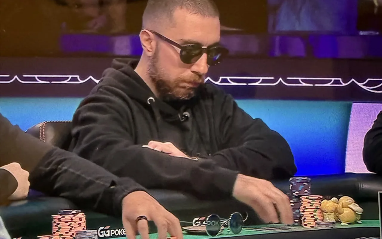 Rami Hammoud en la mesa final del Main Event de la WSOP 2026, con dos figuras de Psyduck junto a sus fichas