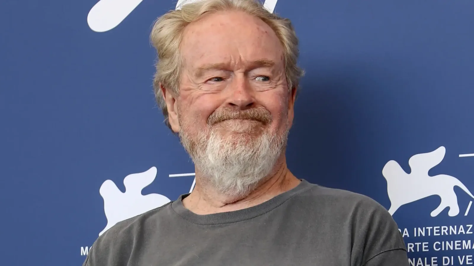 Ridley Scott sonríe en el Festival de Venecia, donde criticó las fórmulas repetidas de Hollywood
