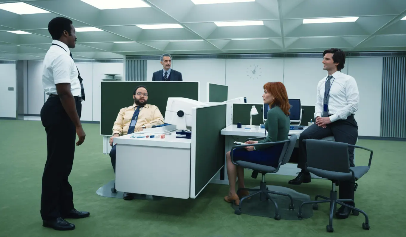 La planta de oficinas de Lumon Industries en Severance, la serie distópica de Apple TV+