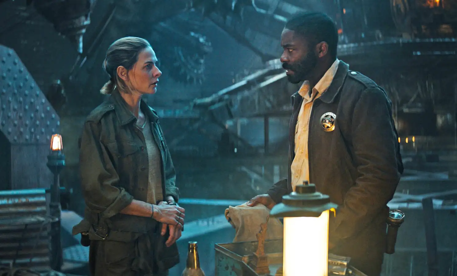 Dos habitantes del silo en Silo, la serie distópica de Apple TV+ protagonizada por Rebecca Ferguson