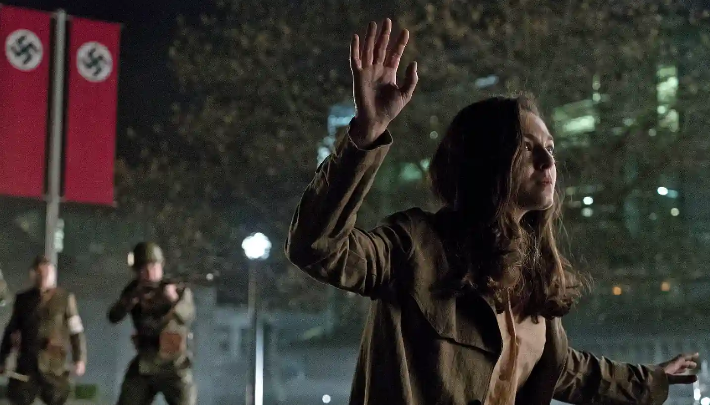 Desfile con banderas nazis en The Man in the High Castle, la serie distópica de historia alternativa