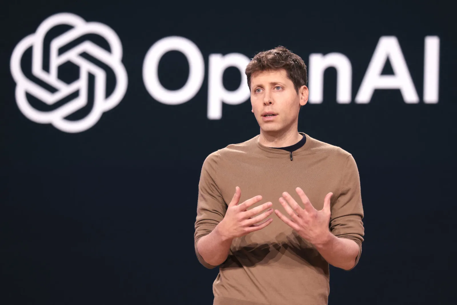 Sam Altman, CEO de OpenAI, durante una presentación pública; el debate por la singularidad IA se reavivó tras sus declaraciones