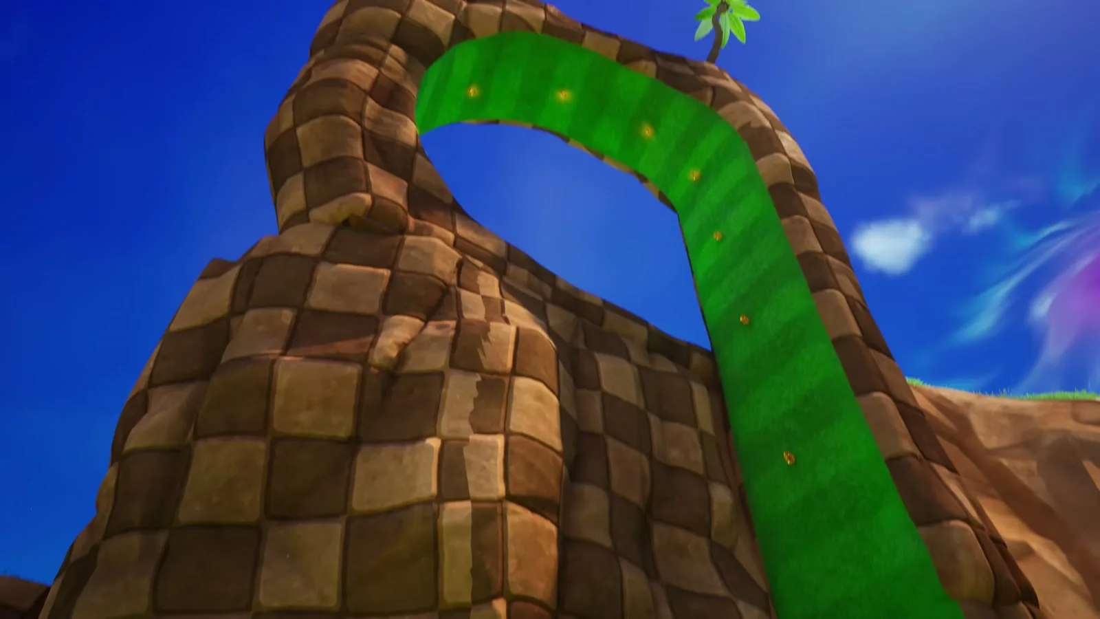 Loop vertical de la Green Hill Zone recreado en Fortnite, con tierra a cuadros y anillos dorados de Sonic sobre la rampa