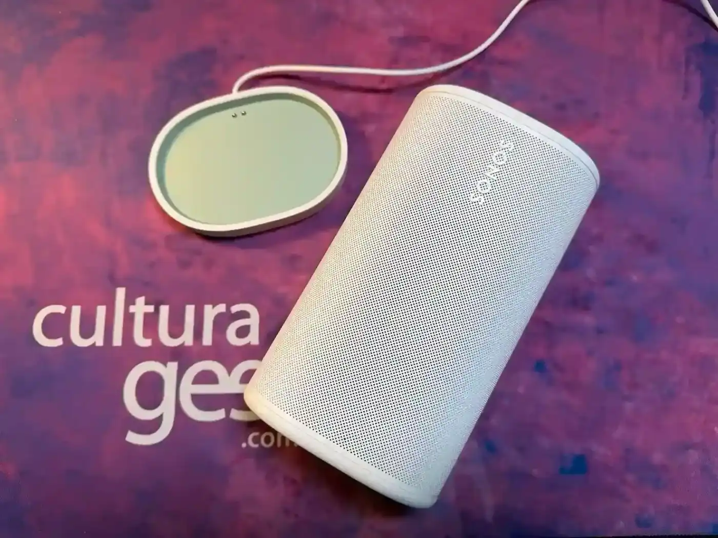 El Sonos Play junto a su base de carga inalámbrica