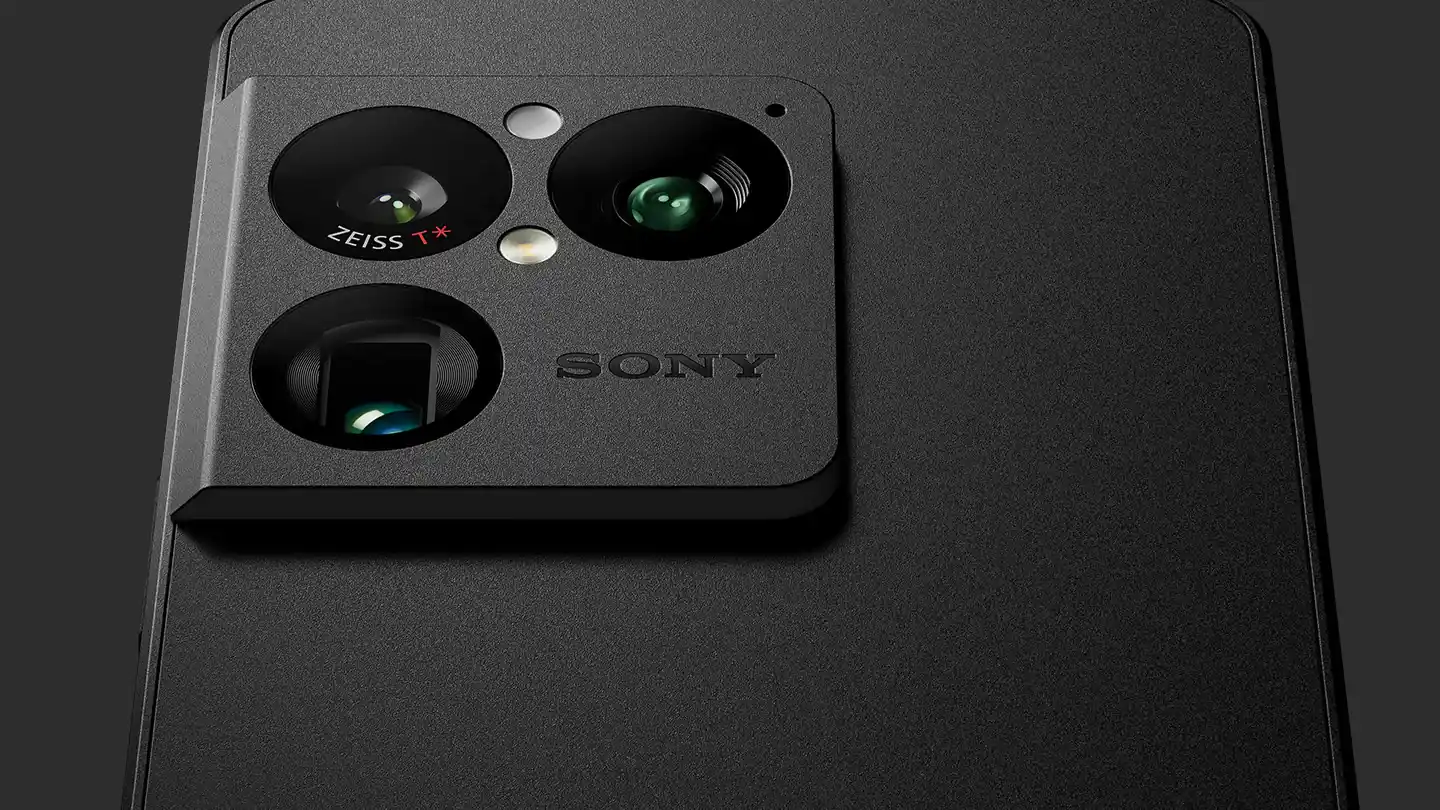 Módulo de cámara trasera del Sony Xperia 1 VIII con tres lentes Zeiss T* sobre el cuerpo negro del celular