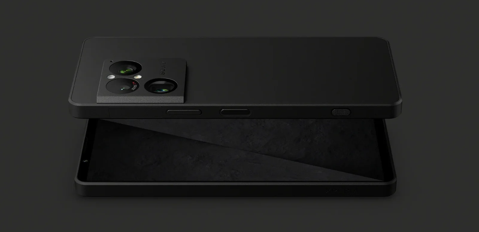 Dos unidades del Sony Xperia 1 VIII sobre fondo negro, una de dorso mostrando la cámara y otra de frente con la pantalla apagada