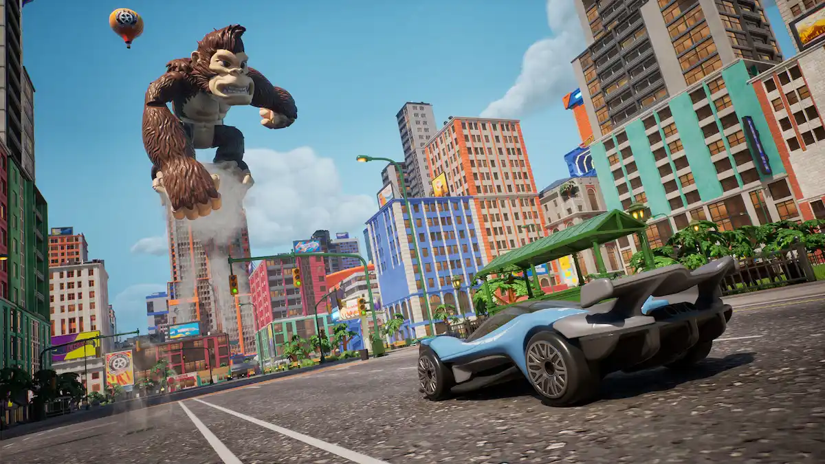 Auto de Hot Wheels Infinite Rush recorriendo una ciudad con una criatura gigante de fondo