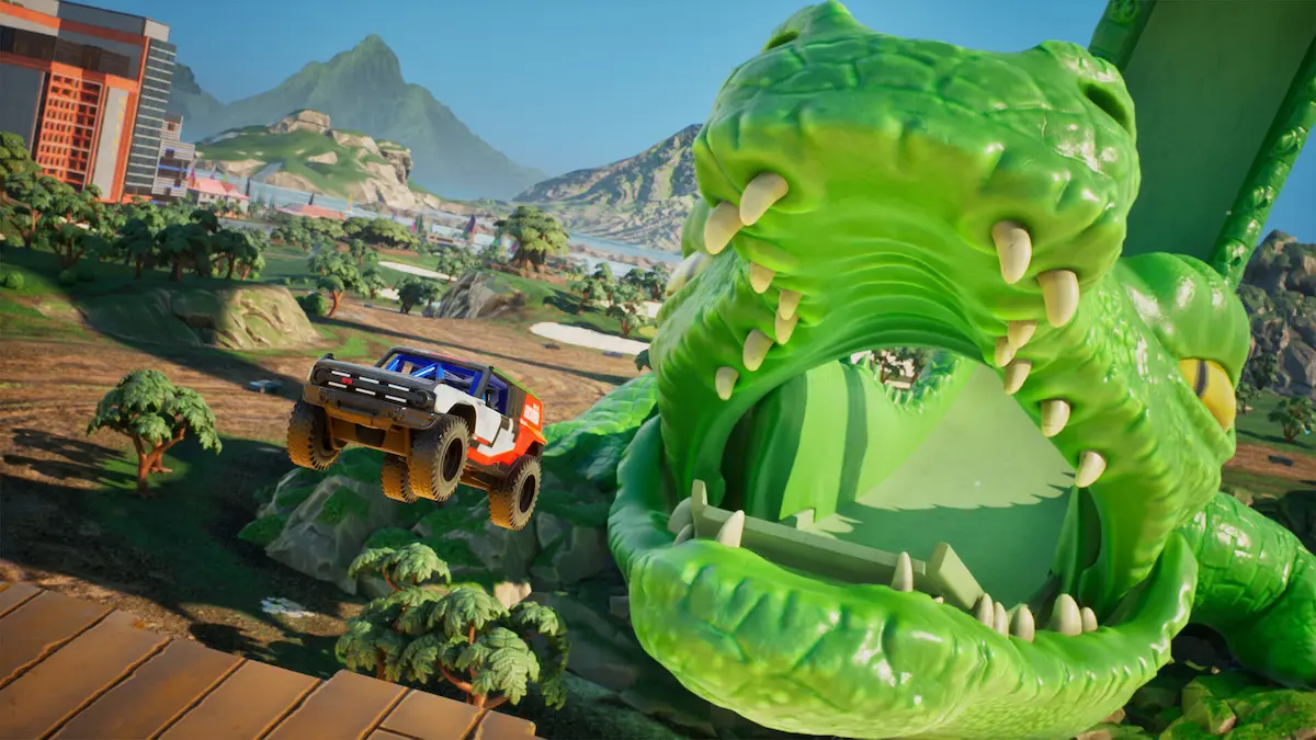 Auto de Hot Wheels Infinite Rush pasando cerca de una criatura gigante con forma de caimán